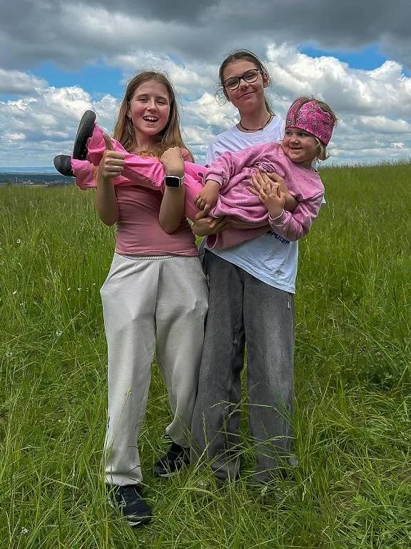 Fotografie z článku: Šesťáci a školkáčci na společné Stezce za odpadem