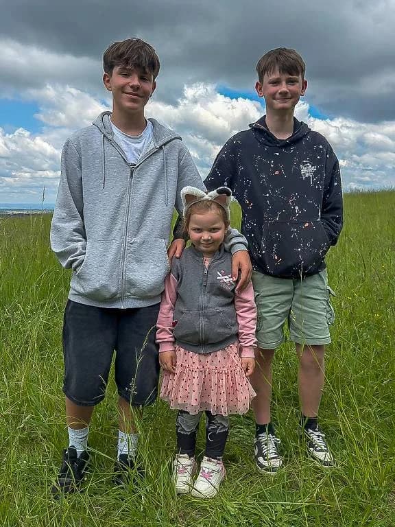 Fotografie z článku: Šesťáci a školkáčci na společné Stezce za odpadem