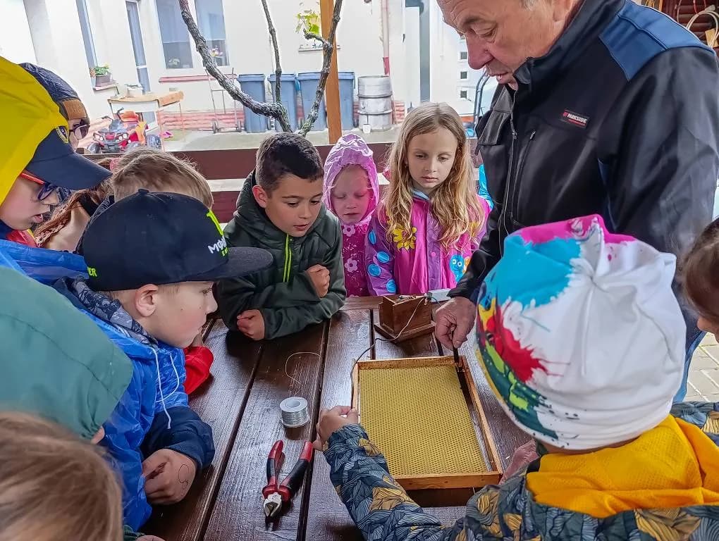 Fotografie z článku: Návštěva ll. A u pana včelaře Ščotky