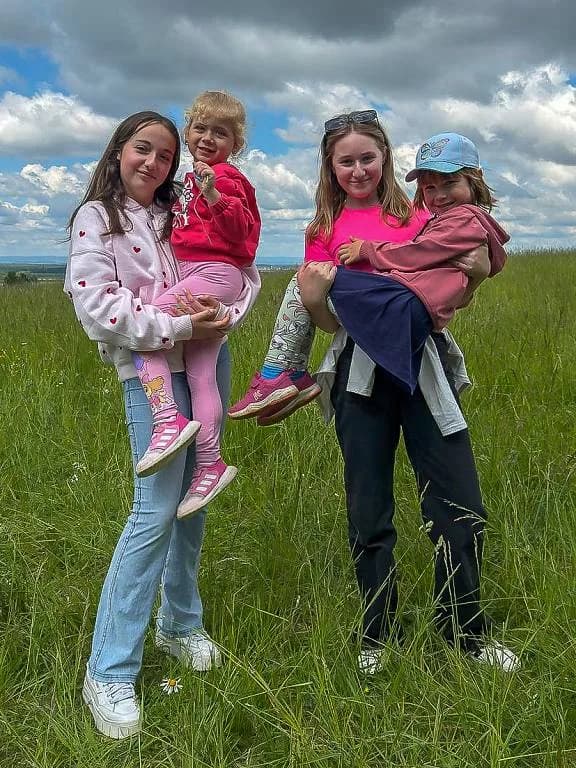 Fotografie z článku: Šesťáci a školkáčci na společné Stezce za odpadem
