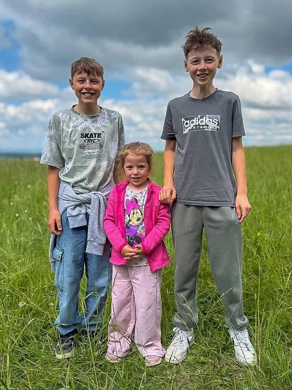 Fotografie z článku: Šesťáci a školkáčci na společné Stezce za odpadem