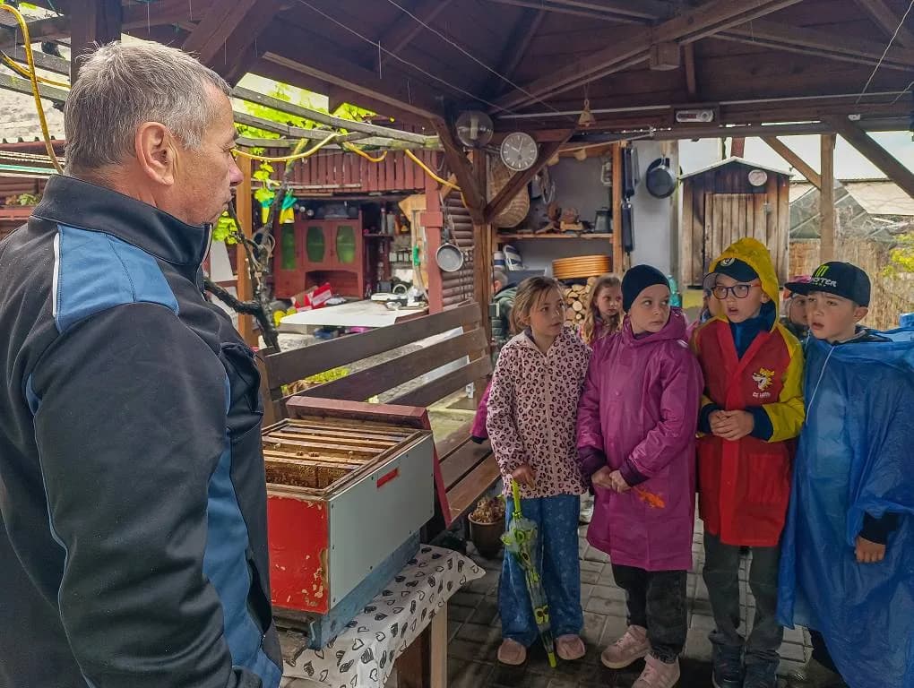 Fotografie z článku: Návštěva ll. A u pana včelaře Ščotky