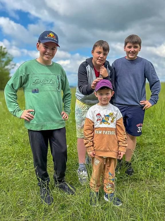 Fotografie z článku: Šesťáci a školkáčci na společné Stezce za odpadem