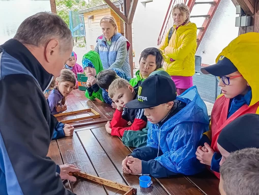 Fotografie z článku: Návštěva ll. A u pana včelaře Ščotky