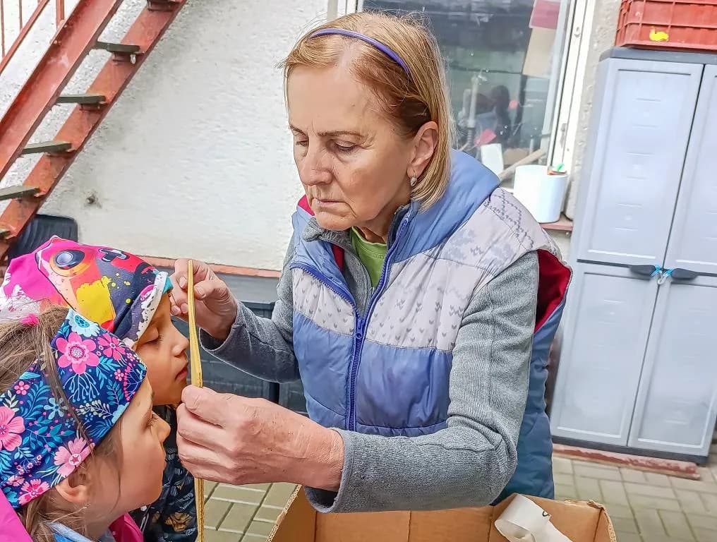 Fotografie z článku: Návštěva ll. A u pana včelaře Ščotky
