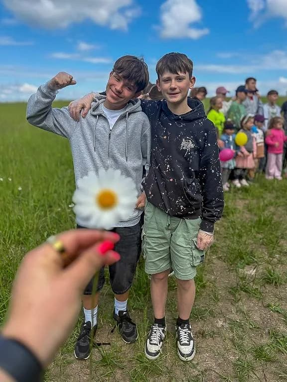 Fotografie z článku: Šesťáci a školkáčci na společné Stezce za odpadem