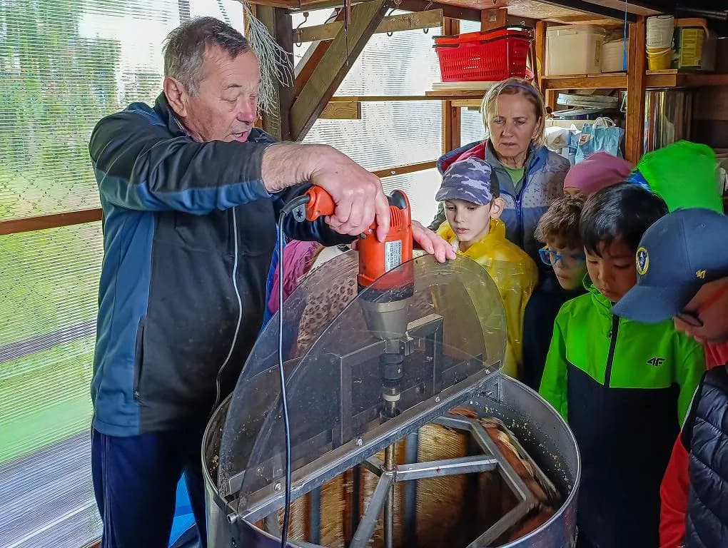 Fotografie z článku: Návštěva ll. A u pana včelaře Ščotky