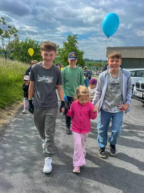 Fotografie z článku: Šesťáci a školkáčci na společné Stezce za odpadem