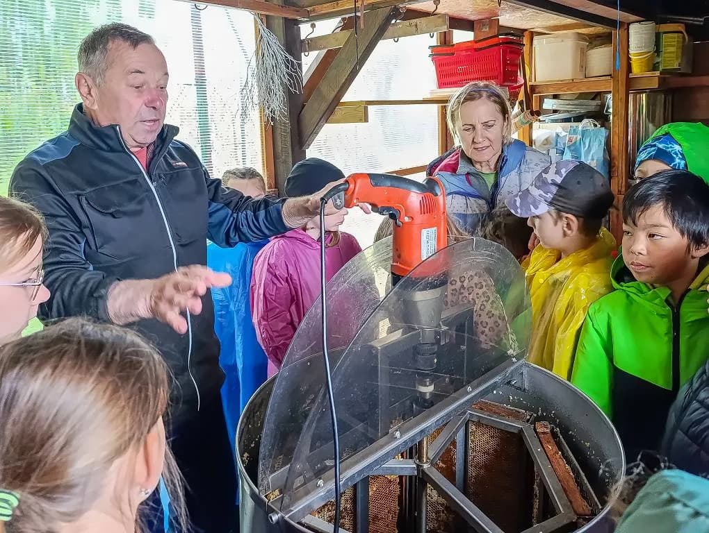 Fotografie z článku: Návštěva ll. A u pana včelaře Ščotky