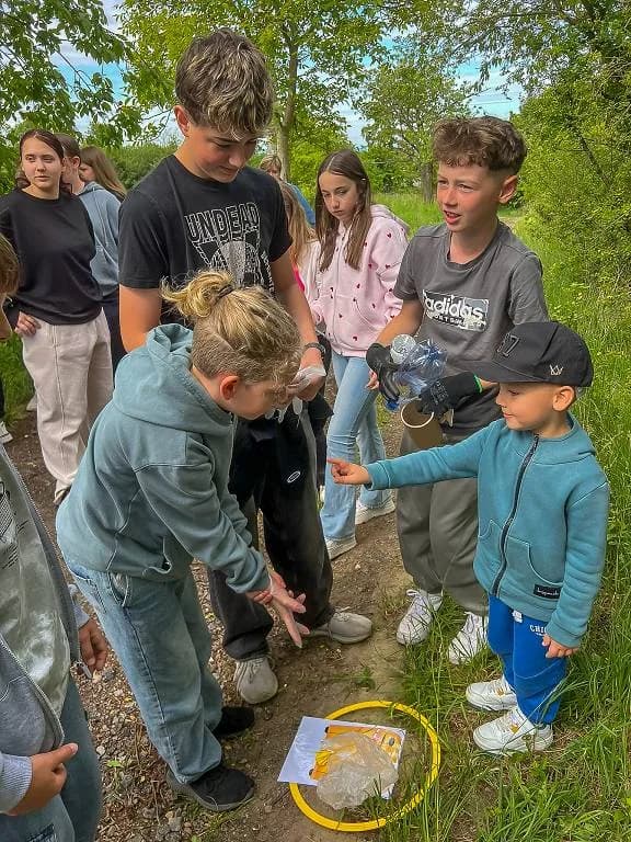 Fotografie z článku: Šesťáci a školkáčci na společné Stezce za odpadem