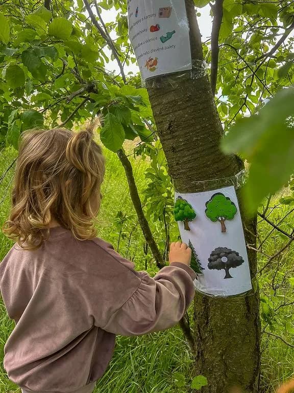Fotografie z článku: Šesťáci a školkáčci na společné Stezce za odpadem