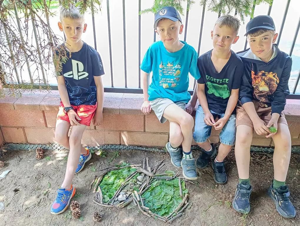 Fotografie z článku: Druhákům se lépe učí na čerstvém vzduchu