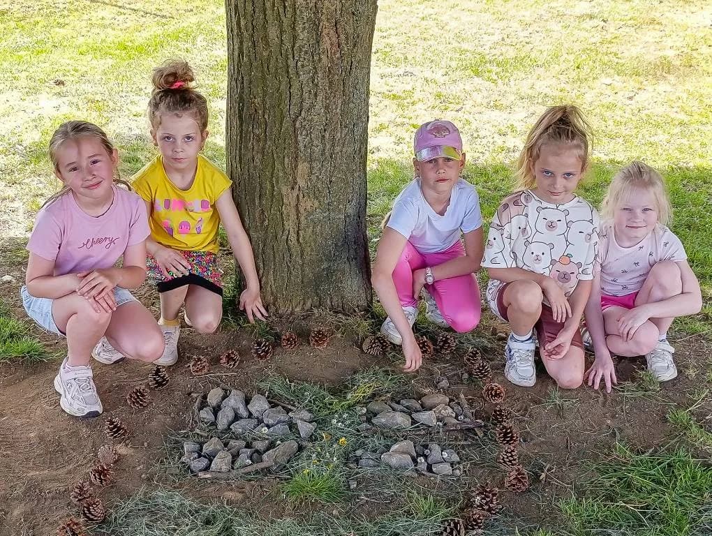 Fotografie z článku: Druhákům se lépe učí na čerstvém vzduchu