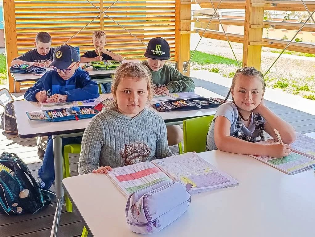 Fotografie z článku: Druhákům se lépe učí na čerstvém vzduchu