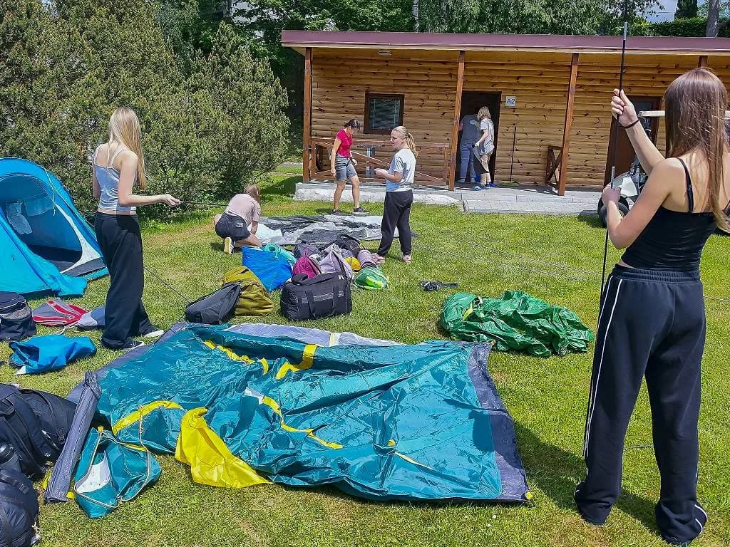 Fotografie z článku: Výlet VIII. B v Rožnově p. R.