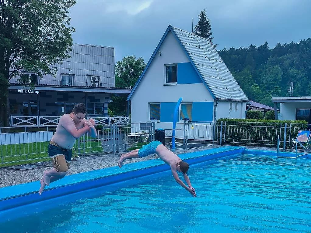 Fotografie z článku: Výlet VIII. B v Rožnově p. R.