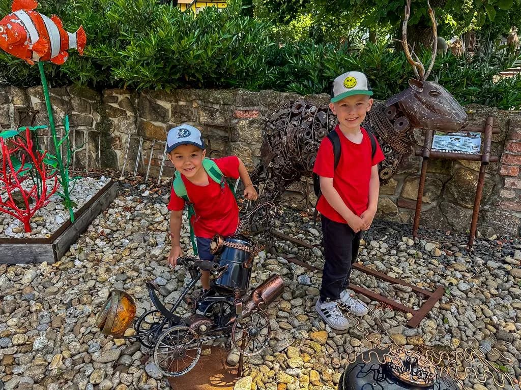 Fotografie z článku: Výlet Včeliček a Berušek do Modré a Kovozoo