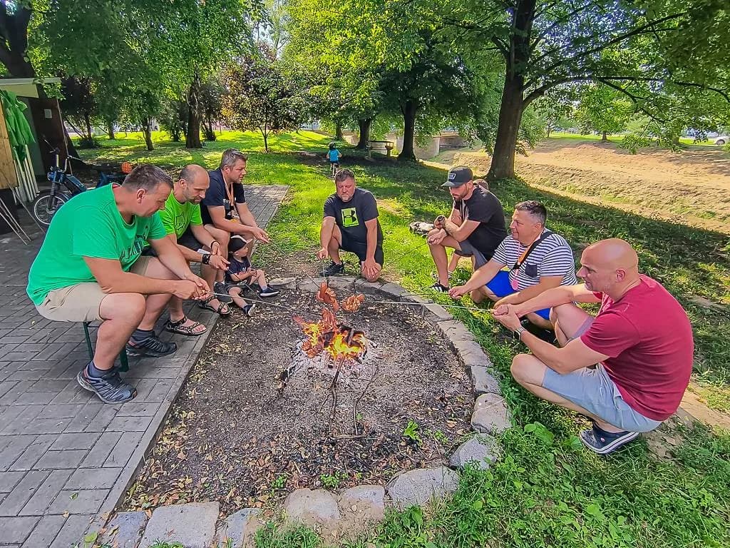Fotografie z článku: Rozloučení se školním rokem s rodiči u rybníku
