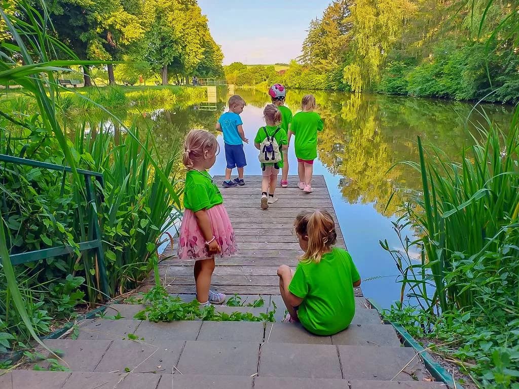 Fotografie z článku: Rozloučení se školním rokem s rodiči u rybníku