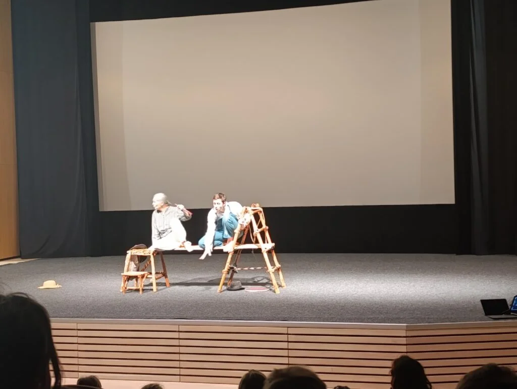 Fotografie z článku: Návštěva divadelního představení „Škola Malého stromu“ 🎭