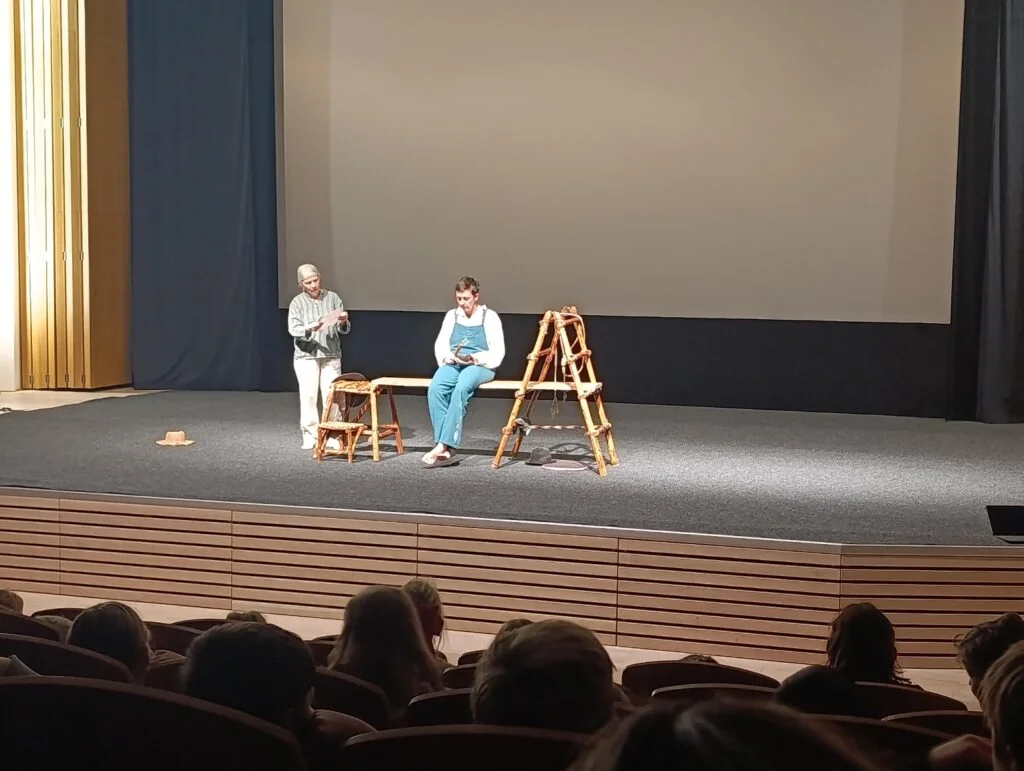 Fotografie z článku: Návštěva divadelního představení „Škola Malého stromu“ 🎭